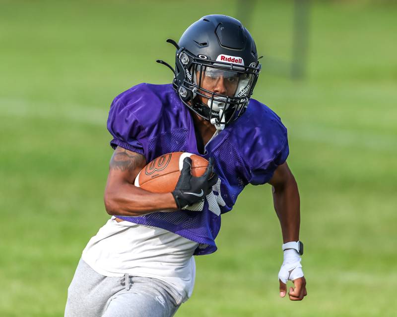 Amari Bryant practices a run play at Plano High School football practice. Aug 20 2024.