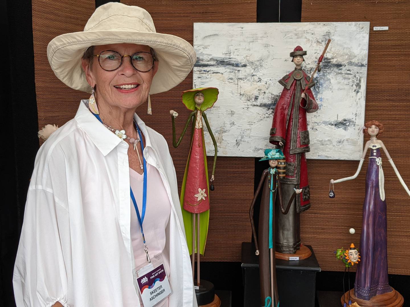 La artista Skeeter Aschinger de Aurora recibió un premio de los jueces por sus esculturas figurativas independientes.