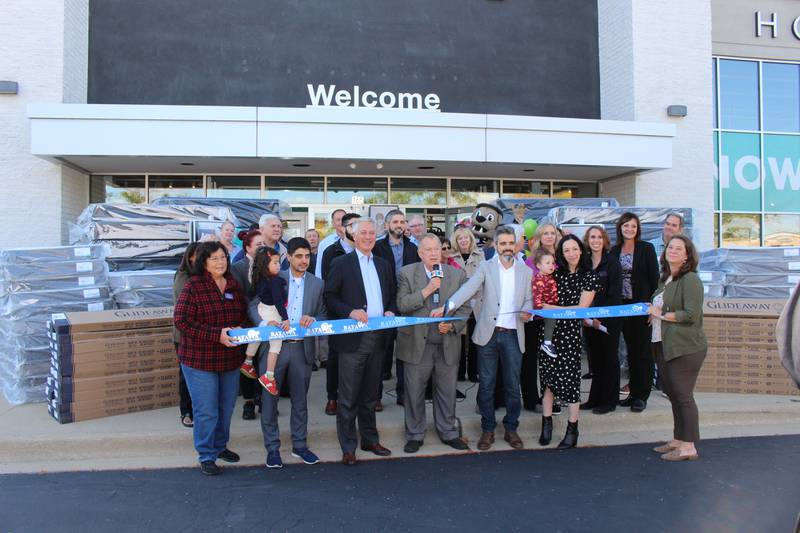 Slumberland Furniture celebrated the grand opening of its Batavia location at 165 N. Randall Road alongside the Batavia Chamber of Commerce. The store’s opening marks the first Slumberland Furniture store in the Chicagoland area.