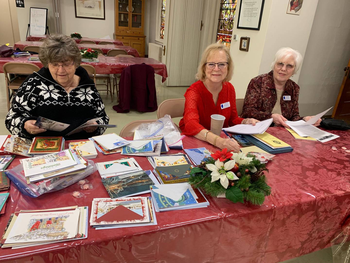 Members signing cards for vets: Lenore Geuther, Joni Bratney, Betty Baughmann