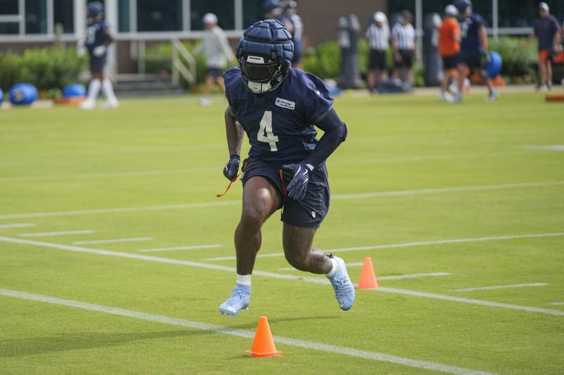 Chicago Bears running back D'Andre Swift (4) works out during practice at the team’s NFL football training camp, Thursday, July 24, 2025, in Lake Forest, Ill. (AP Photo/Erin Hooley)