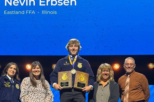 2 Illinois FFA members win prestigious American Star awards
