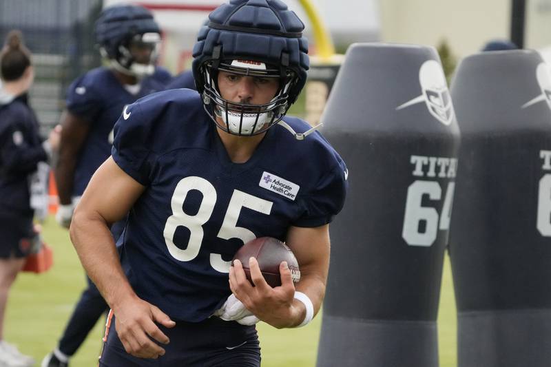 Chicago Bears tight end Cole Kmet (85) practices during Back Together training camp event for fans on Saturday, July 26, 2025, in Lake Forest, Ill.  (AP Photo/David Banks)