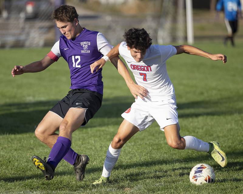 Dixon’s Marques Flanagan works against Oregon’s Aiden Hammer Monday, Sept. 29, 2025.