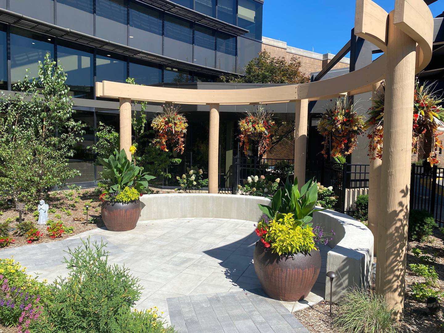 Morris Hospital’s new serenity garden is now open adjacent to the hospital’s main entrance. The original serenity garden,  which opened in 2006, is now part of Morris Hospital’s new Women’s Imaging Center.