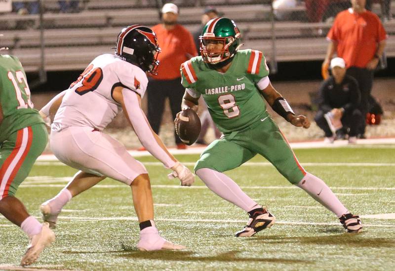 L-P quarterback Marion Persich avoids the sack from Metamora on Friday, Sept. 5, 2025 at Howard Fellows Stadium.