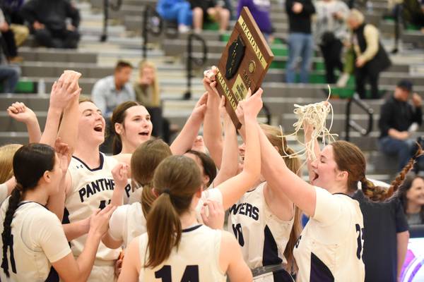 Manteno avenges last week’s loss to Wilmington, wins regional title as both teams celebrate historic seasons