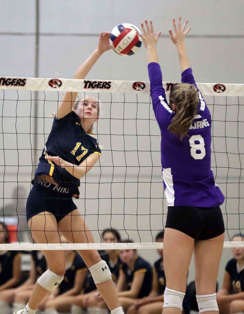 Brian Hill/bhill@dailyherald.com
Downers Grove North Colleen Engstler (8) tries to stop a shot by Neuqua Valley’s Brianna Clasen (17) black and gold Saturday September 17, 2022 in Warrenville.
