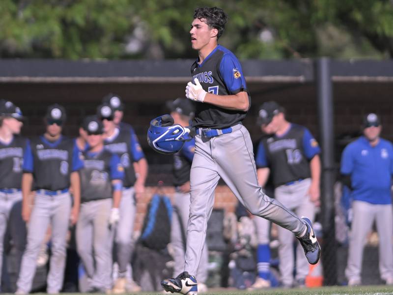 Mason Bruesch excels both ways, leads Geneva over St. Charles East for school-record 27th win in season finale