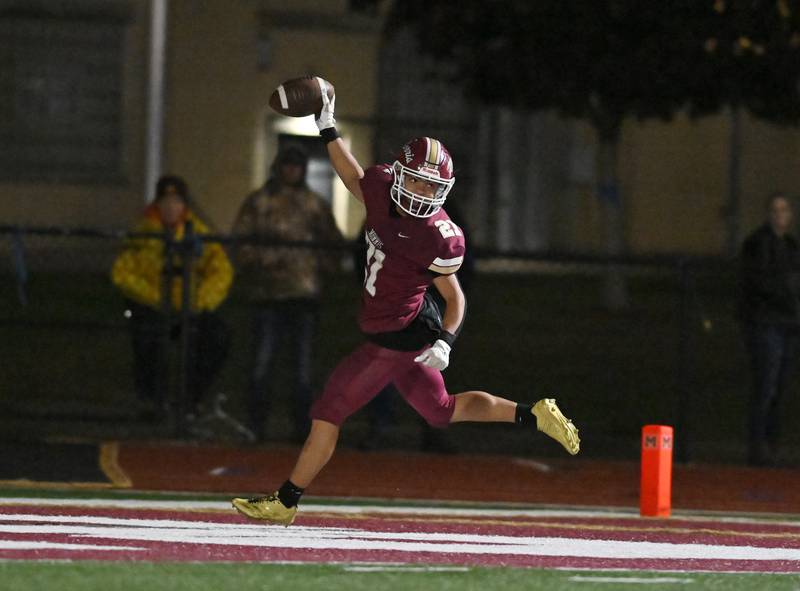 Morris' Anthony Smith (21) scores a touchdown late in the third quarter during the class 4A first round playoff game against Woodstock on Friday, OCT. 31, 2025, at Morris.
