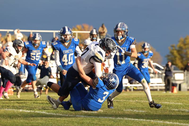 Clifton Central's Evan Cox brings down Knoxville's Brydon Walters during the Comets' 24-6 victory over Knoxville in the Class 1A first-round playoff game on Saturday, Nov. 1, 2025.