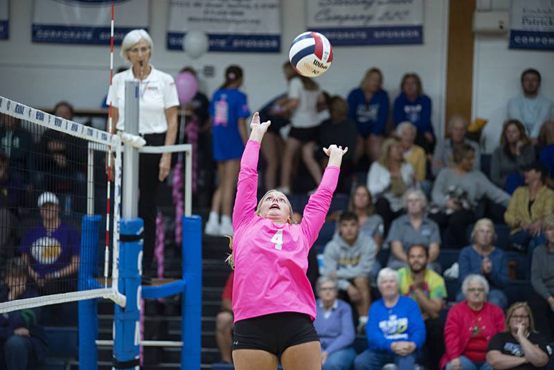 Newman’s Katie Grennan sets the ball against Mendota, Tuesday, Oct. 4, 2022.