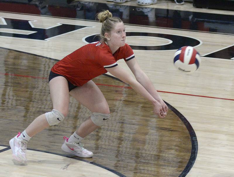 Woodland’s Jaylei Leininger returns this serve against Fieldcrest in the 1st set of Tuesday’s Sub-Sectional match at Woodland.