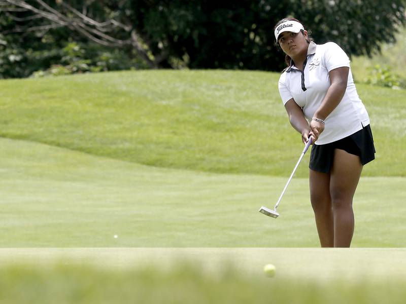 Bianca Ramirez watches her putt on the fifth green during the final round of McHenry County Junior Amateur Golf Tournament  on Tuesday, July 18, 2025, at Foxford Hills Golf Club in Cary.