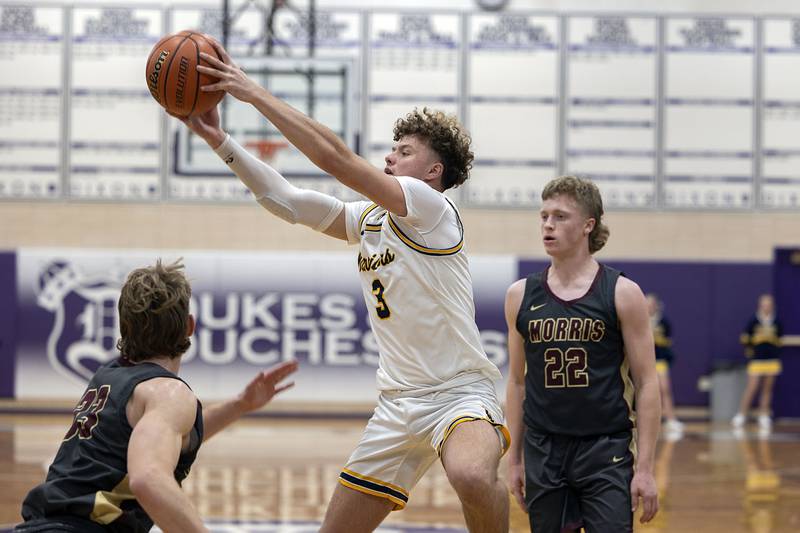 Sterling’s Kyle Billings grabs a pass against Morris Wednesday, Feb. 22, 2023 in the 3A sectional semifinal game.