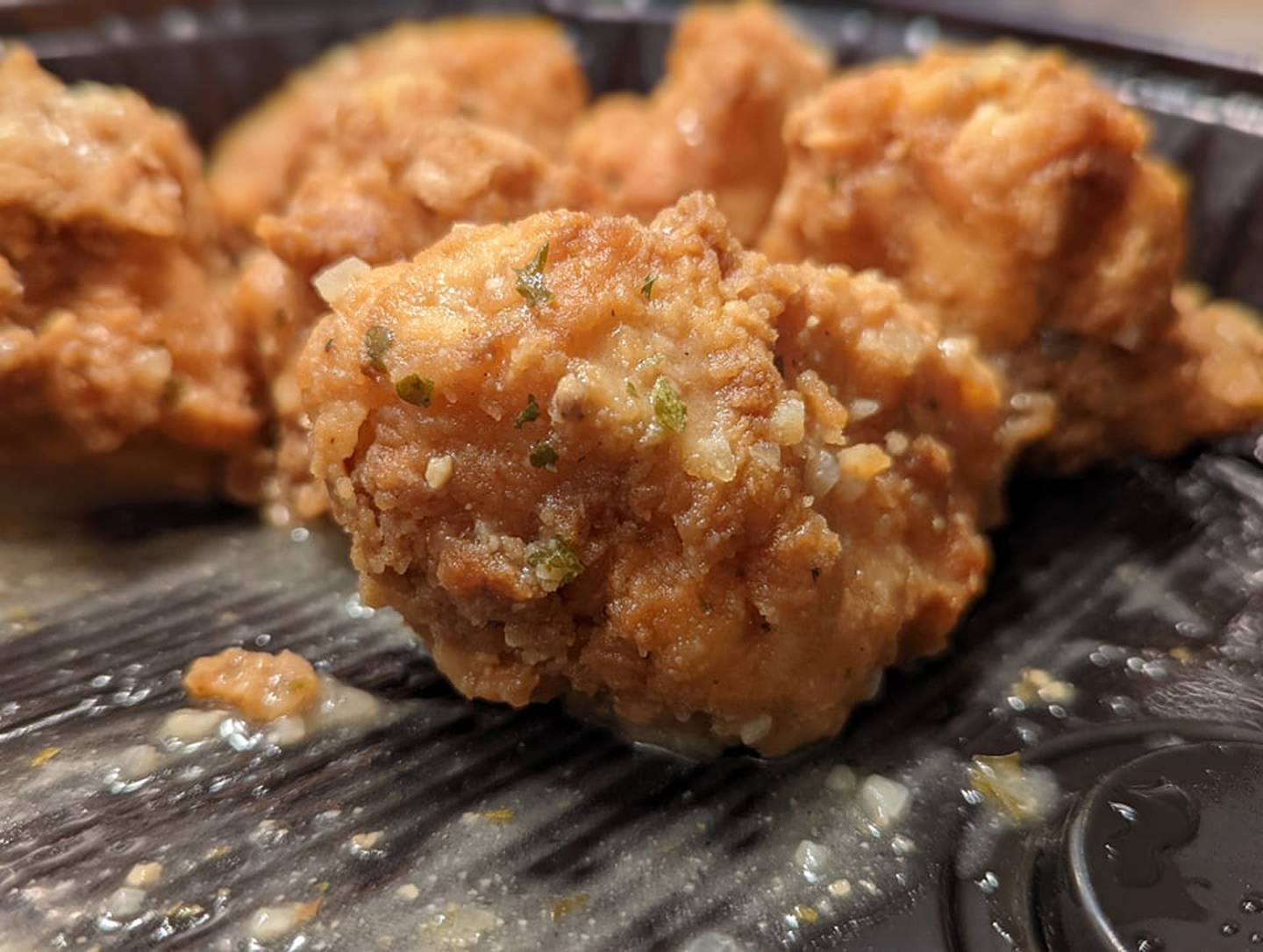 The parmesan garlic chicken wings from Skooter's RoadHouse in Shorewood were
tender and full of flavor with a nice “sharpness” to cut through the heaviness of the wings. They were also visually lovely with lots of “particles” and glossy from the sauce.