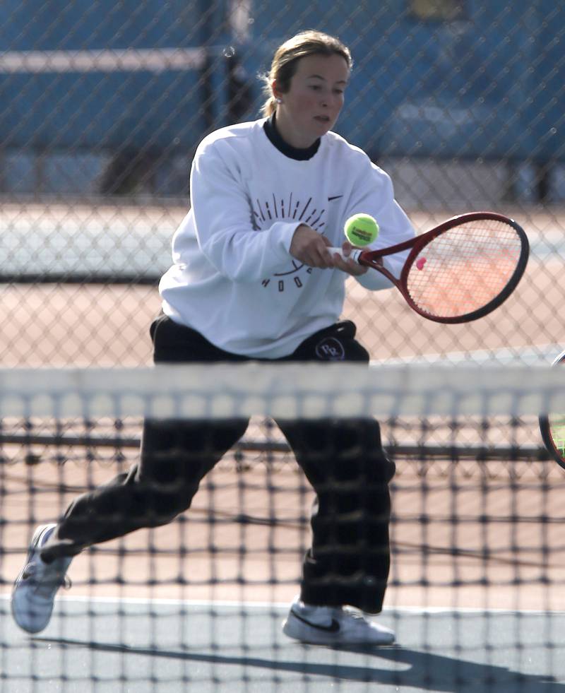 Prairie Ridge’s Zoe Nanos returns the ball Thursday, Oct. 23, 2025, during the first day of the IHSA State Girls Tennis Tournament at Schaumburg High School.