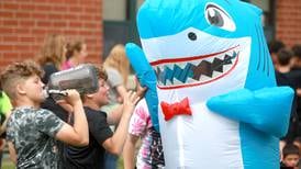 Teachers surprise students with inflatable costume race in Plano