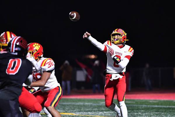 Batavia goes 85 yards on final drive, advances to state with 25-21 win over Lincoln-Way Central