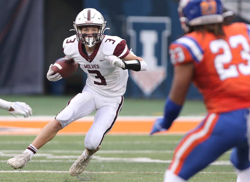 Prairie Ridge's Drake Tomasiewicz carries the ball during their IHSA Class 6A state championship game against East St. Louis Saturday, Nov. 26, 2022, in Memorial Stadium at the University of Illinois in Champaign.