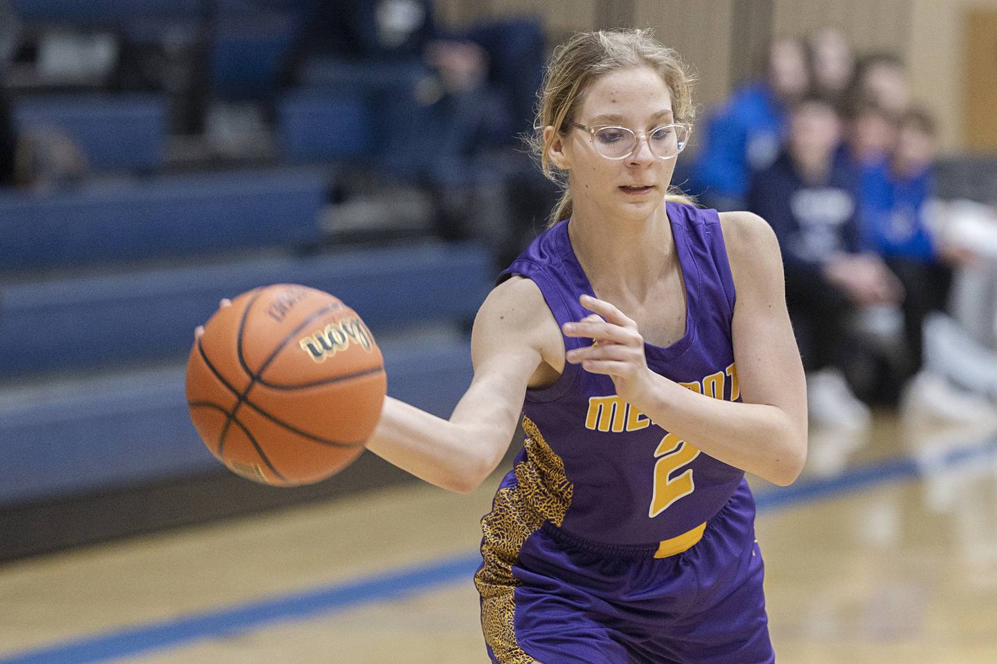 Mendota’s Gracie Zinke makes a pass Monday, Dec, 12, 2022 while playing Newman.