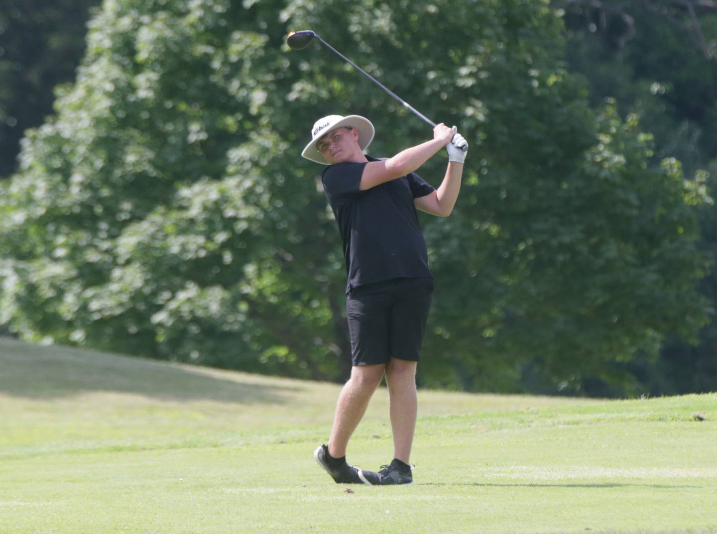 Sandwich's Noah Campbell golfs during the L-P Cavalier Golf Invitational on Thursday, Aug. 18, 2022 at Seneca's Oak Ridge Golf Course in La Salle.