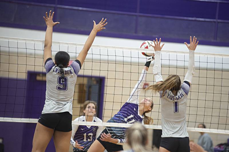 Dixon’s Ella Govig plays the ball against Rockford Lutheran Tuesday, Sept. 20, 2022.