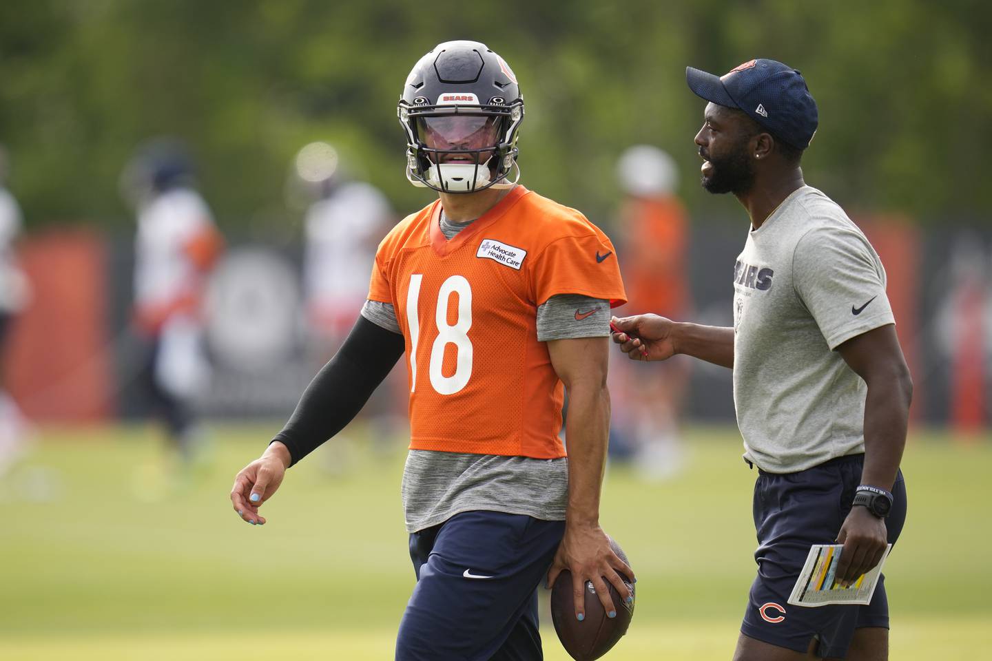Chicago Bears quarterback Caleb Williams (18) works out during practice at the team’s NFL football training camp, Thursday, July 24, 2025, in Lake Forest, Ill. (AP Photo/Erin Hooley)