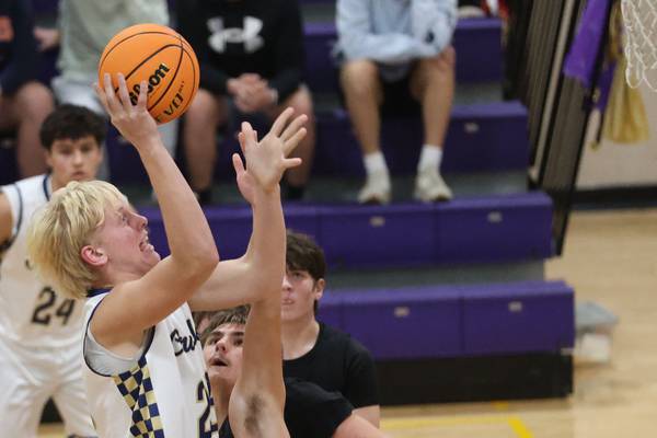 Marquette opens its season with dominating win over Earlville