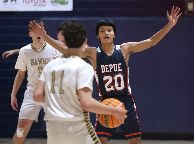 DePue’s Nico Lopez plays defense against Hiawatha’s Jackson Davenport during their game Tuesday, Jan. 20, 2026, at Hiawatha High School in Kirkland.