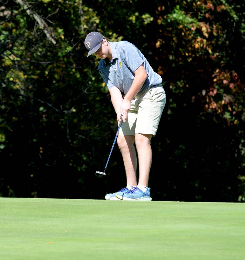 Polo's Aiden Messer putts at the 1A Lanark Regional at Lake Carroll Golf Course on Wednesday, Oct. 2, 2024.
