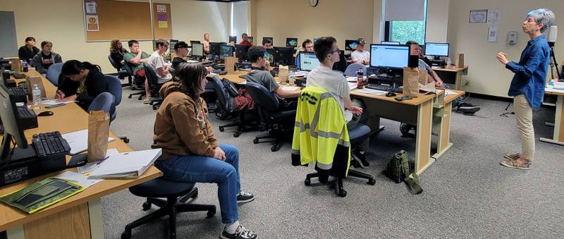 Get Set Coordinator Tina Hardy (right) leads the 2024 class in exercises and discussion. Get Set aims to bridge the gap between high school and college and help smooth the transition by introducing resources, building core academic skills and developing effective study habits.
