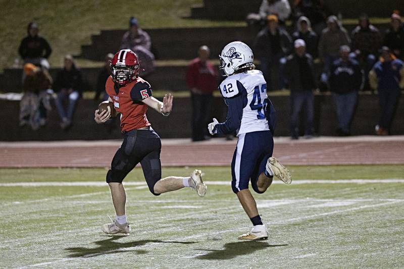 Amboy’s Landon Whelchel races Ridgewood’s Sean Watt to the endzone during the I8FA championship Friday, Nov.17, 2023 at Monmouth College