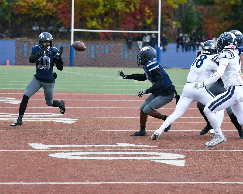 Chicago Hope Academy‘s Carmen Cox (4) passes the ball to teammate Jacobi Henry (10) during the 3A Playoff game against IC Catholic Prep on Saturday Nov. 1, 2025, held at Altgeld Park in Chicago.