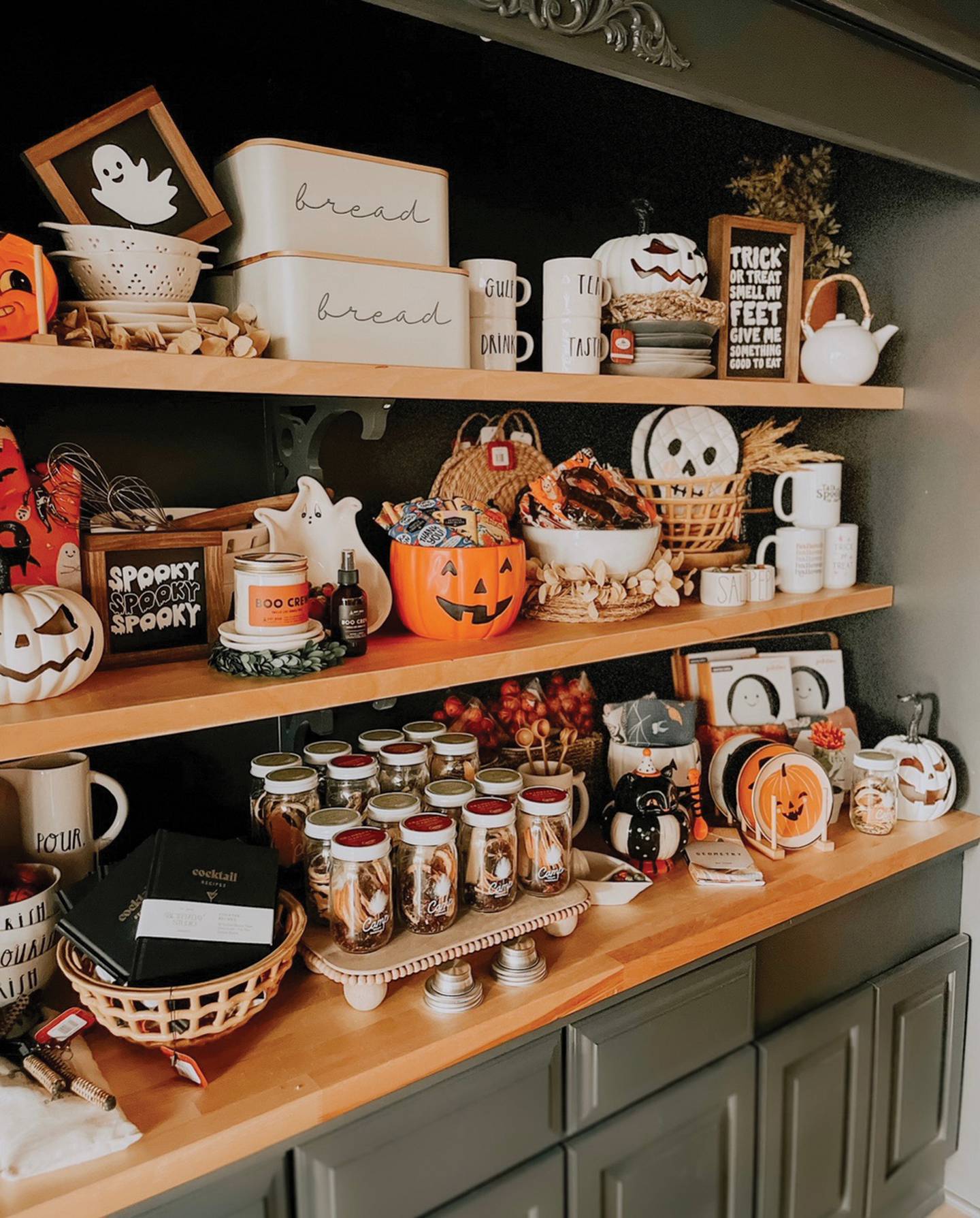 The fall collection at Little Red Barn DoorDoor includes seasonal-scented
room sprays, Halloween-themed art and pumpkin dishes.