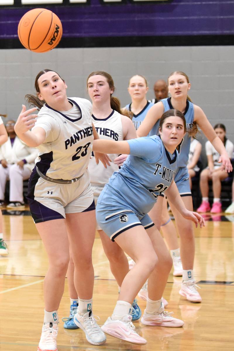 Manteno's Maddie Gesky, left, and Cissna Park's Lauryn Hamrick look to chase down a rebound during a game at Manteno Monday, Jan. 19, 2026.