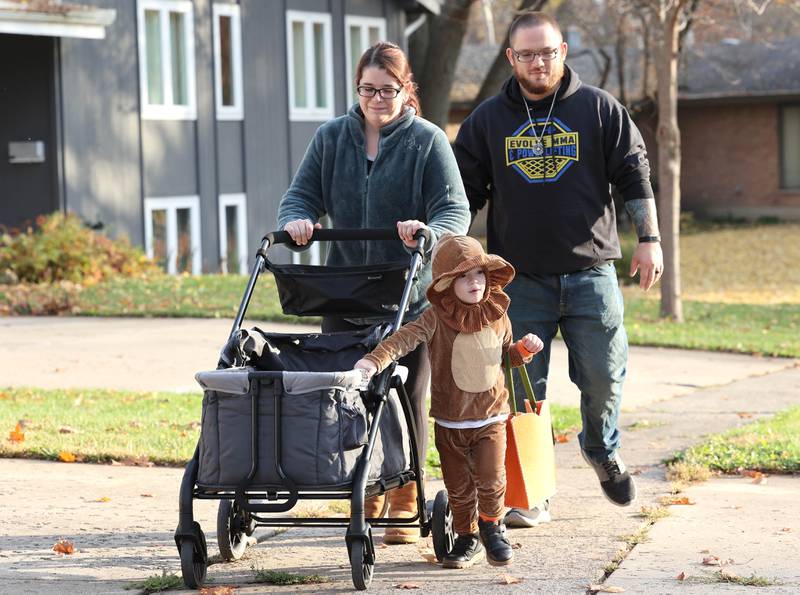 Photos DeKalb neighborhoods fill with costumed kids on Halloween