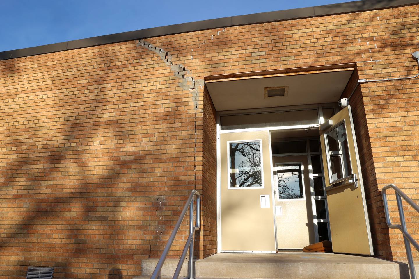 A large, structural crack can be seen in the bricks of Thomas A. Edison Primary School in Kankakee on Jan. 7, 2026. The Kankakee School District approved the emergency closure of the 70-year-old school on Dec. 30 due to structural issues in the building’s 1958 addition.