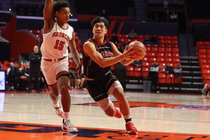 Bolingbrook’s MJ Langit drives to the basket against Barrington in the Class 4A 3rd place match at State Farm Center in Champaign. Friday, Mar. 11, 2022, in Champaign.