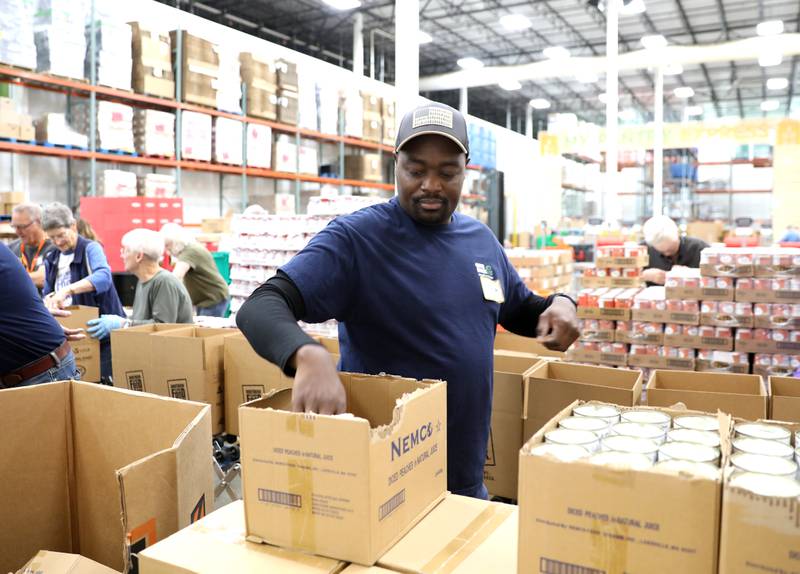 Photos The 25th Anniversary of Holiday Meal Boxes at the Northern