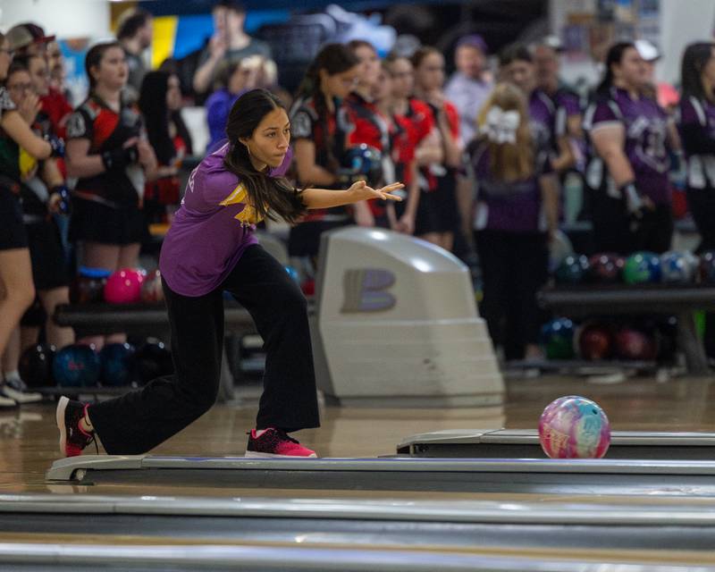 Eliana Eames of Mendota bowls ball down lane at the L-P Cavalier Classic on Saturday, December 20, 2025 at Super Bowl in Peru.