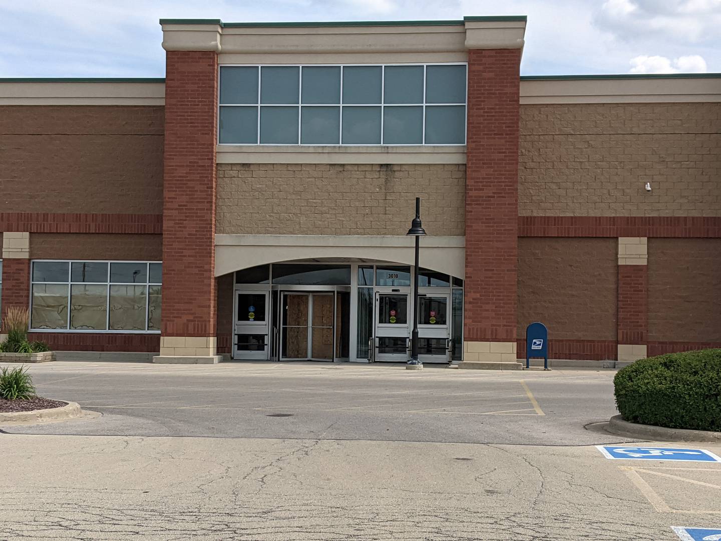A health club is set to fill the long-vacant former Dominick’s building in the Oswego Commons shopping center on Route 34 in Oswego.