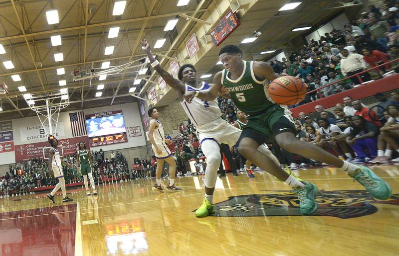 Peoria Richwood’s Jared Jackson drives to the basket past Thornton’s Chase Abraham Monday in the 1st Period during the Super Sectional game at Ottawa.