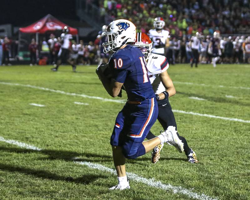 Oswego's Mariano Velasco (10) runs into the end zone after catching a throw from Drew Kleinhans (4) during football game between Yorkville at Oswego Friday, Sept 26, 2025 in Oswego.