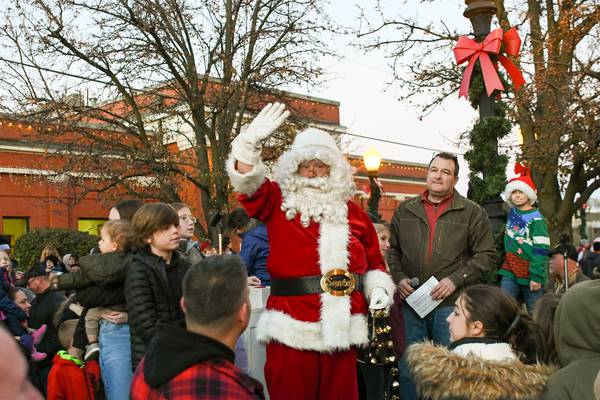 5 Things to Do: Holiday Parade of Lights, Tree Lighting in Downers Grove and more this weekend
