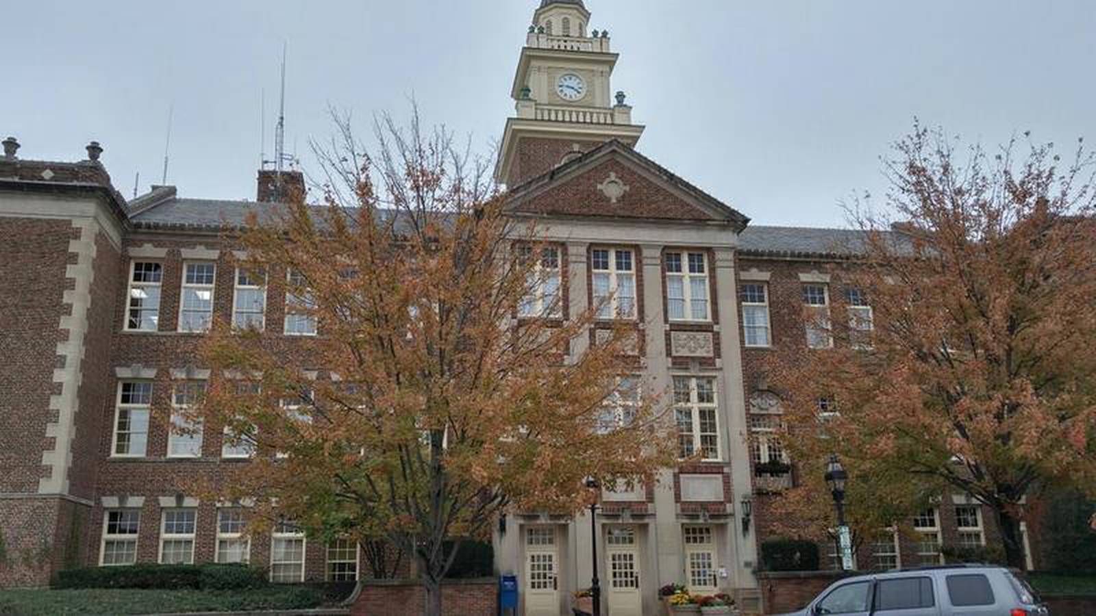 Glen Ellyn village leaders eye construction of 2 downtown parking