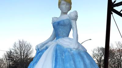 Oregon artist sculpts Cinderella in the snow