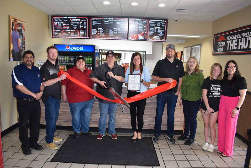 Streator chamber celebrates Pizza Hut’s new dining room Shaw Local