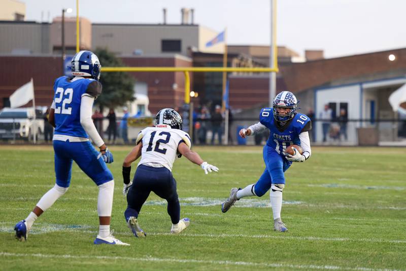 Clifton Central's Blake Chandler runs the ball during the Comets' 24-6 victory over Knoxville in the Class 1A first-round playoff game on Saturday, Nov. 1, 2025.
