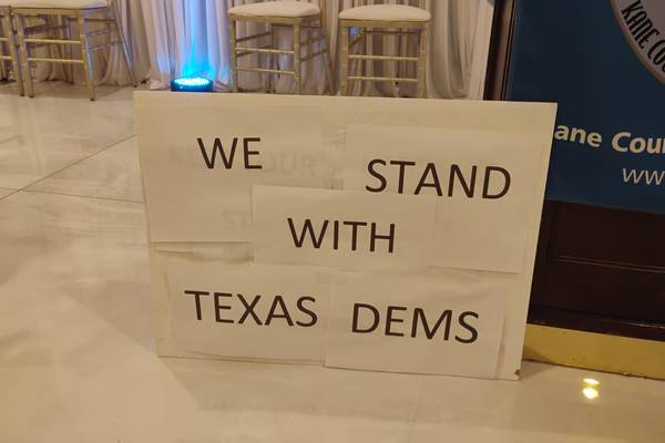 Kane County Democrats welcome Texas lawmakers who fled to Illinois